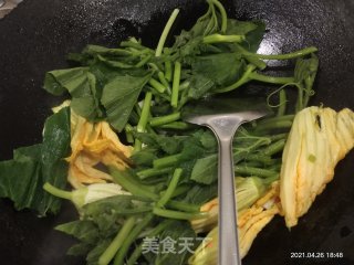 清炒南瓜苗的做法步骤：3