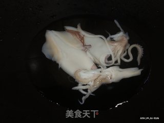 白灼鱿鱼的做法步骤：1