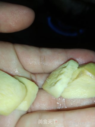 塘角鱼香菇毛豆砂锅粥的做法步骤：2