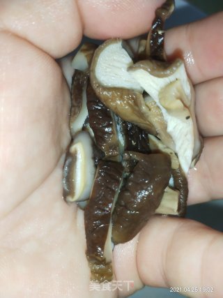 塘角鱼香菇毛豆砂锅粥的做法步骤：3