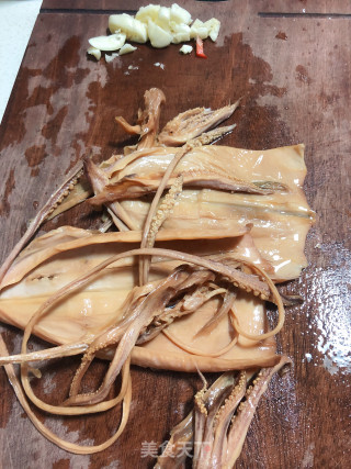炒青柠鱿鱼干的做法步骤：1