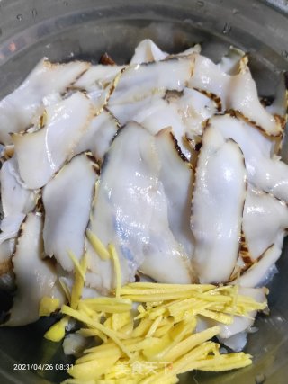 爆炒红螺肉的做法步骤：2