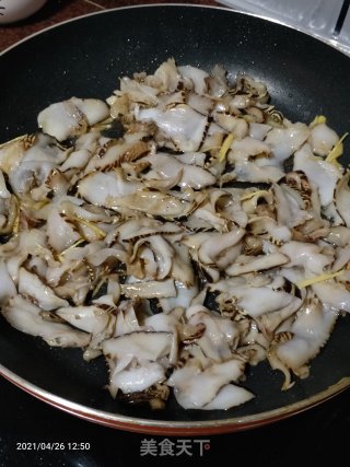 爆炒红螺肉的做法步骤：3