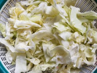 番茄炒包心菜的做法步骤：1