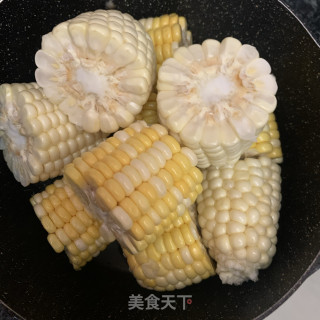 玉米鲍鱼筒骨汤的做法步骤：3