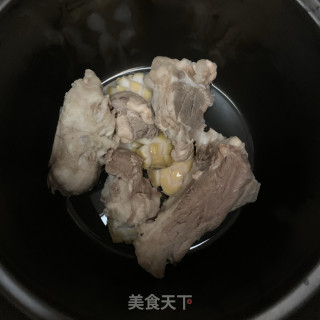 玉米鲍鱼筒骨汤的做法步骤：5