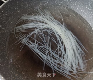 蒜蓉蛏子粉的做法步骤：1