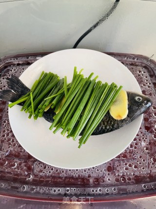 自制鲫鱼的做法步骤：1
