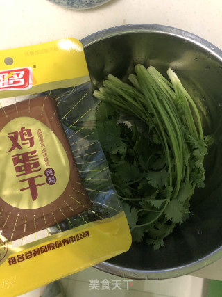 鸡蛋干拌香菜的做法步骤：1