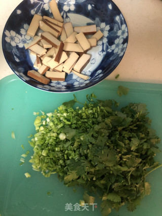 鸡蛋干拌香菜的做法步骤：2