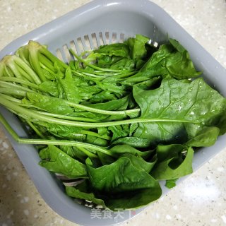 菠菜炒鸡蛋的做法步骤：1
