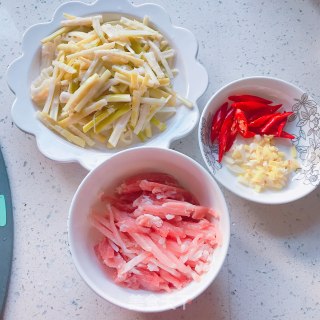 春笋炒肉的做法步骤：1