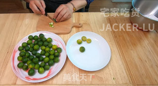 糖渍小青柠加柠檬，炎炎夏日，来一杯酸酸甜甜小青柠茶，去火又甜蜜！的做法步骤：4