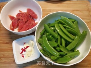 春天时令美食快手菜～甜豆炒腊肠的做法步骤：4