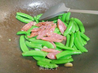 春天时令美食快手菜～甜豆炒腊肠的做法步骤：5
