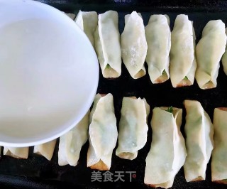 韭菜鲜肉锅贴的做法步骤：9