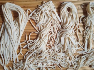 自制黄豆面条的做法步骤：4