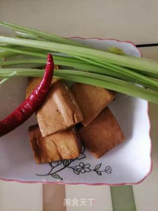 西芹炒豆干的做法步骤：1