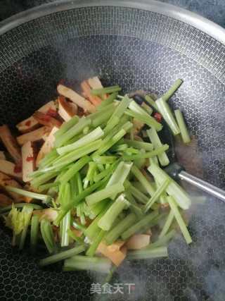 西芹炒豆干的做法步骤：5