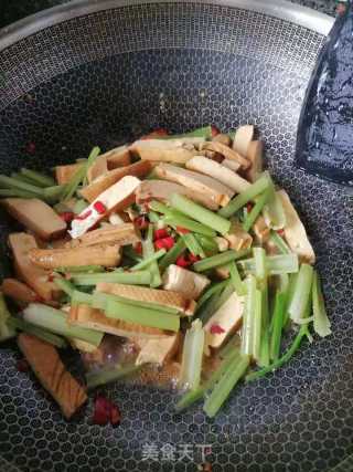 西芹炒豆干的做法步骤：6