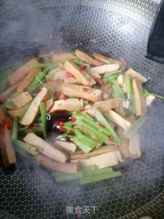 西芹炒豆干的做法步骤：7