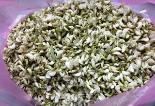 槐花韭菜猪肉饺的做法步骤：1