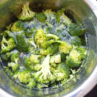 西兰花鸡腿肉沙拉的做法步骤：5