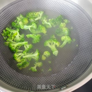 西兰花鸡腿肉沙拉的做法步骤：6