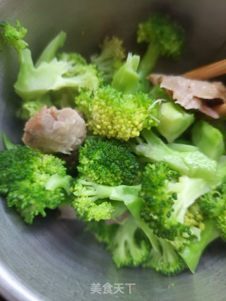 西兰花鸡腿肉沙拉的做法步骤：8
