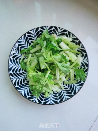 腐竹炒芹菜的做法步骤：1