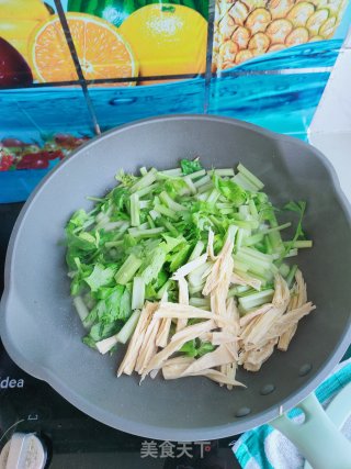 腐竹炒芹菜的做法步骤：6