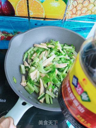 腐竹炒芹菜的做法步骤：8