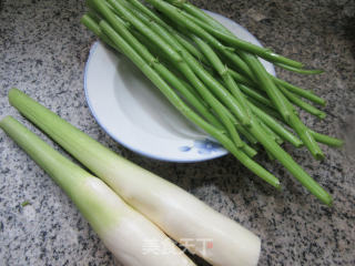 空心菜梗炒茭白的做法步骤：1
