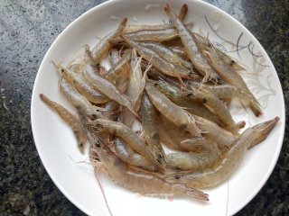 白灼河虾的做法步骤：1