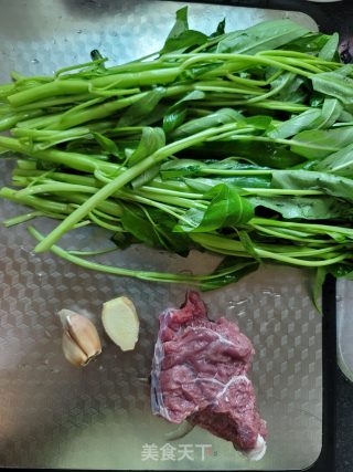 牛肉炒空心菜的做法步骤：1