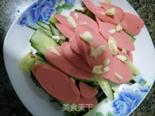 火腿肠炒黄瓜的做法步骤：1