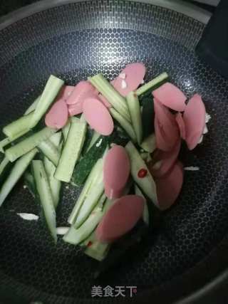 火腿肠炒黄瓜的做法步骤：2
