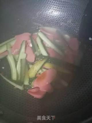 火腿肠炒黄瓜的做法步骤：3