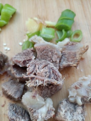 白萝卜烧牛肉的做法步骤：2