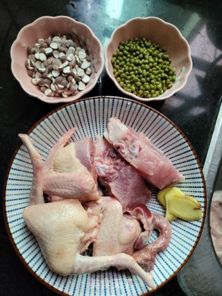 绿豆炖排骨鸽子汤的做法步骤：1