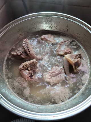 绿豆炖排骨鸽子汤的做法步骤：2