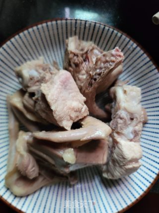 绿豆炖排骨鸽子汤的做法步骤：3