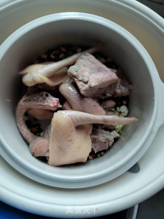 绿豆炖排骨鸽子汤的做法步骤：4