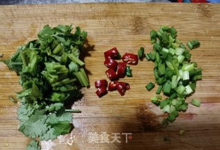 酸辣槐花韭菜猪肉饺的做法步骤：1