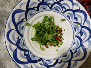 酸辣槐花韭菜猪肉饺的做法步骤：2