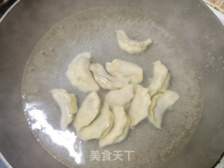 酸辣槐花韭菜猪肉饺的做法步骤：5