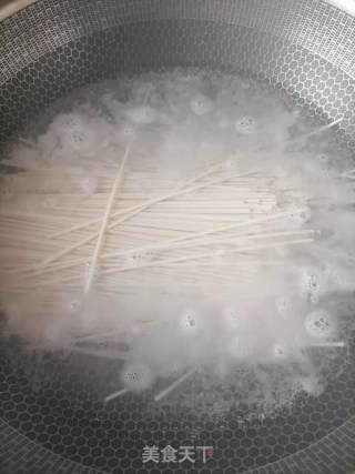 青菜肉丝面的做法步骤：1