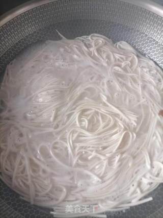 青菜肉丝面的做法步骤：2