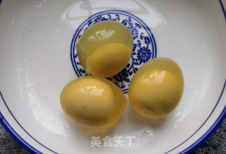 荆芥拌变蛋的做法步骤：3