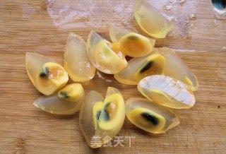 荆芥拌变蛋的做法步骤：4